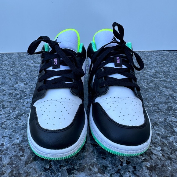 Nike 4.5 Air Jordan 1 Low GS Green Glow Violet Shock Authentic 553560-151 Unisex - Picture 3 of 11